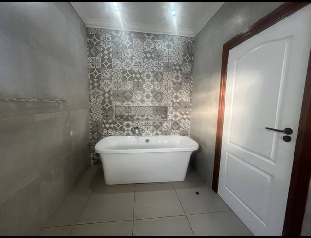 3 BEDROOM HOUSE TO LET IN NEW SALT ROCK CITY